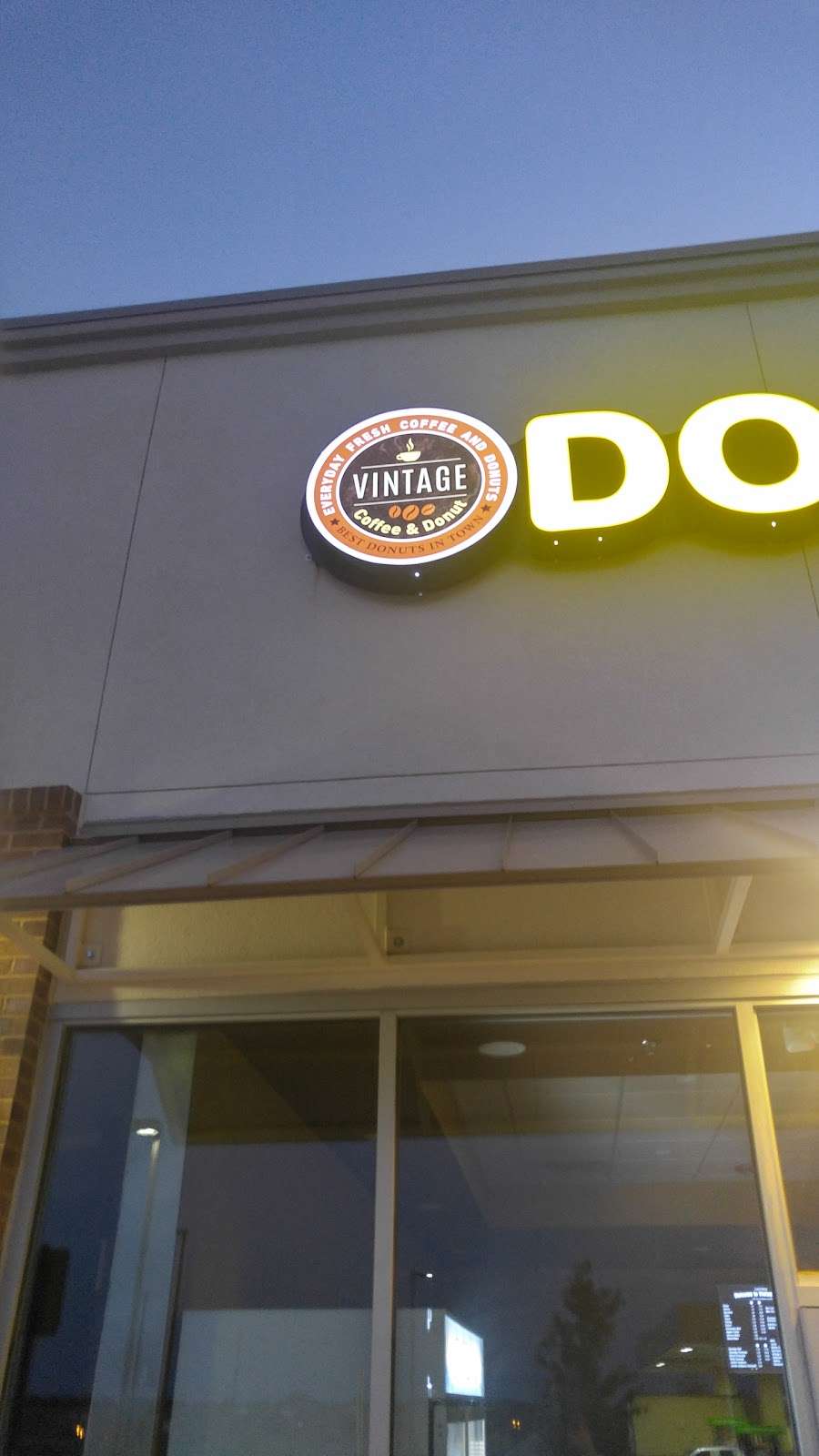 Vintage Donuts | 200-208 W Parkerville Rd, DeSoto, TX 75115, USA | Phone: (972) 920-5737