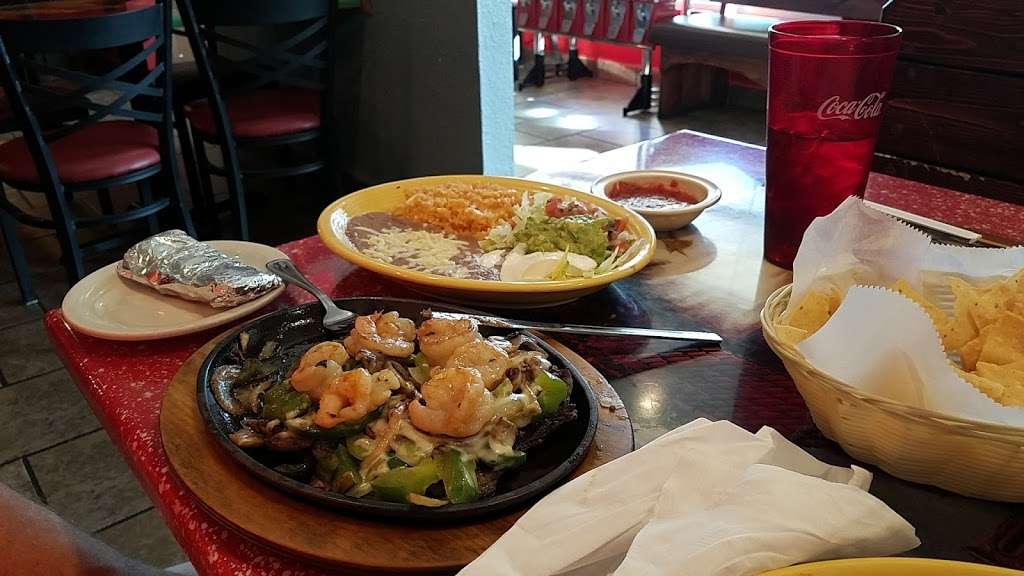 El Puerto Mexican Restaurant | 2125 MO-7, Pleasant Hill, MO 64080, USA | Phone: (816) 540-2144