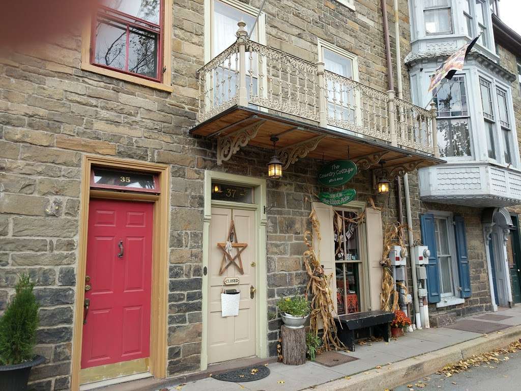 Country Cottage | 37 Race St, Jim Thorpe, PA 18229, USA | Phone: (570) 325-3836