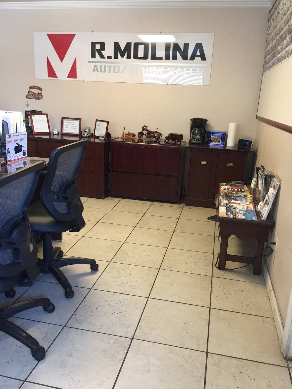 R Molina Auto Truck Sales | 1402 CA-1, Wilmington, CA 90744, USA | Phone: (562) 824-9760