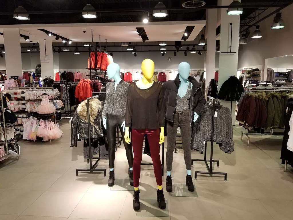 H&M | 180 NJ-35, Eatontown, NJ 07724, USA | Phone: (855) 466-7467