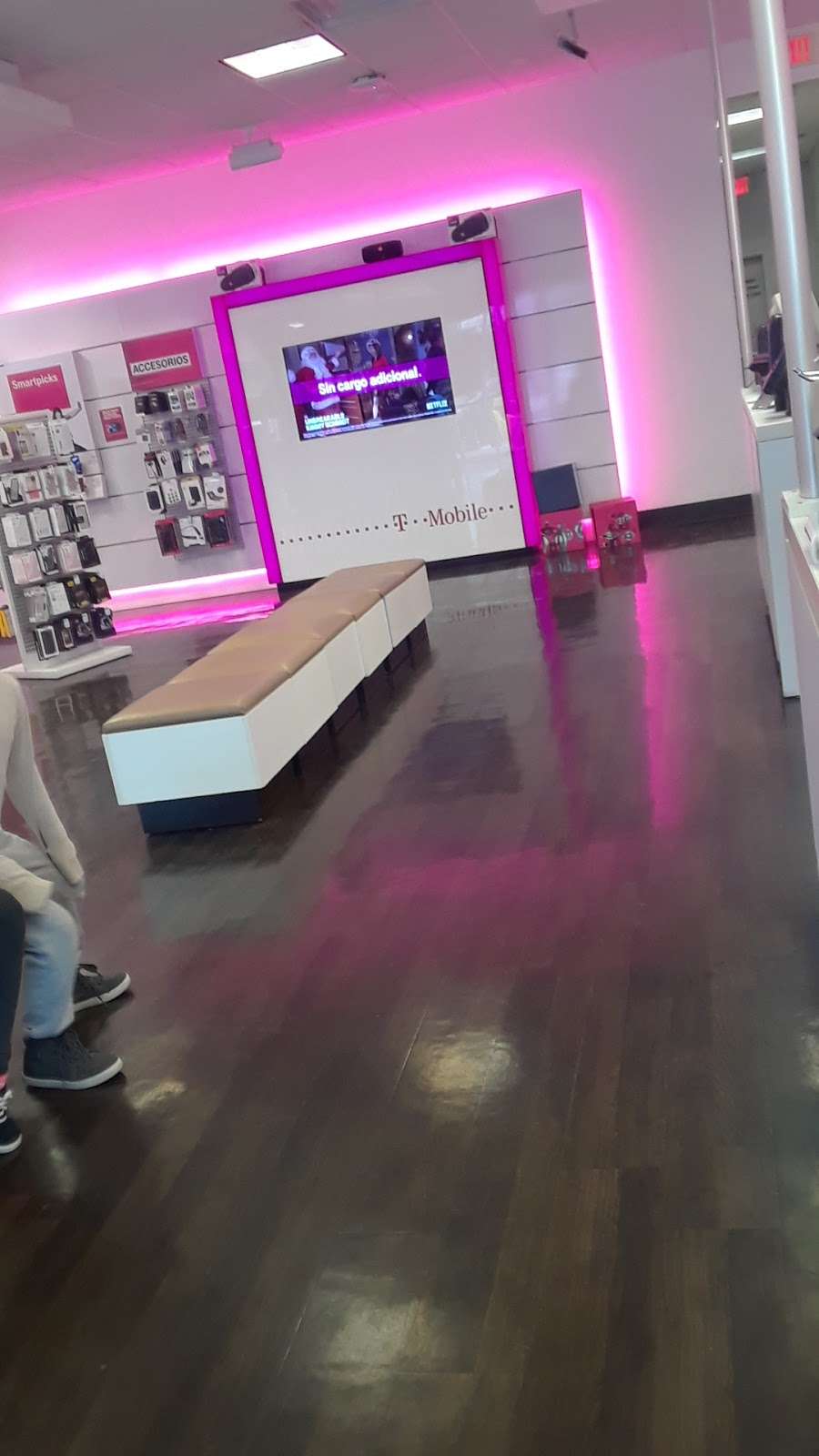 T-Mobile | 9751 Webb Chapel Rd Suite 300, Dallas, TX 75220, USA | Phone: (214) 351-9417