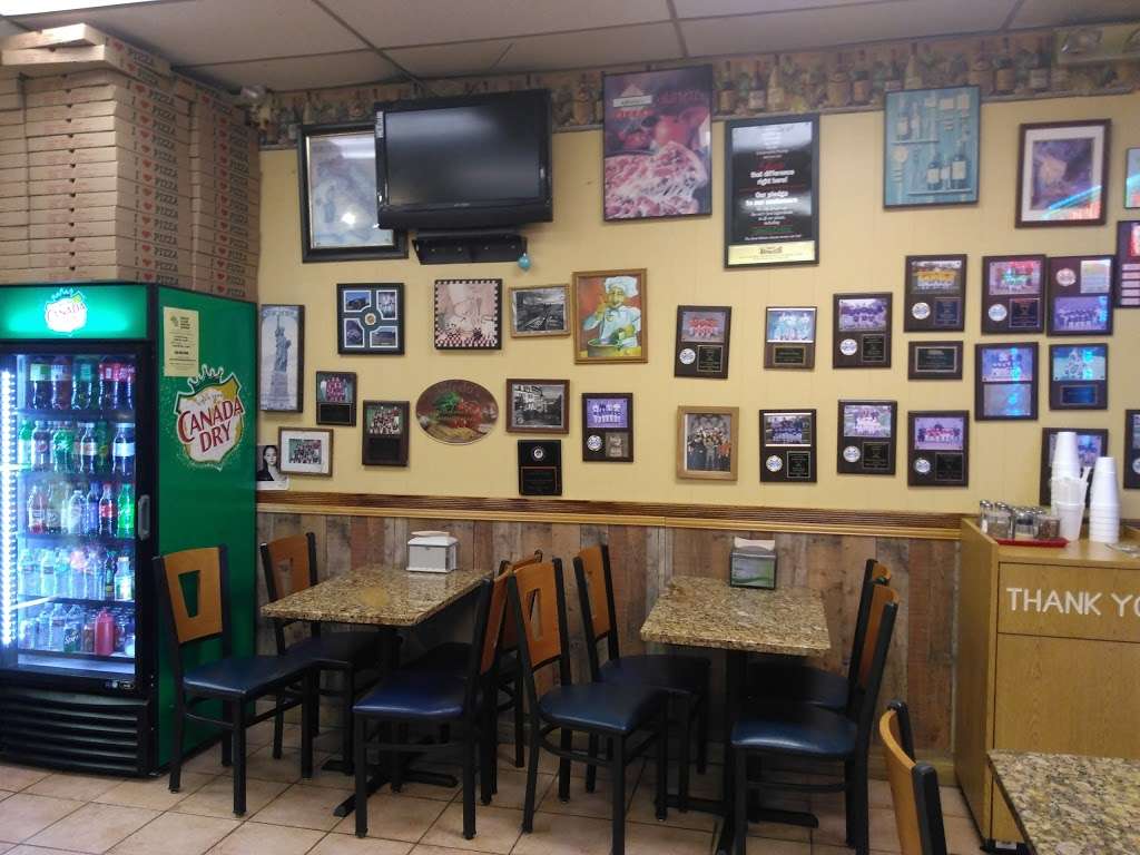 Alfredos Pizza | 2900 West Chester Pike, Broomall, PA 19008 | Phone: (610) 355-9424