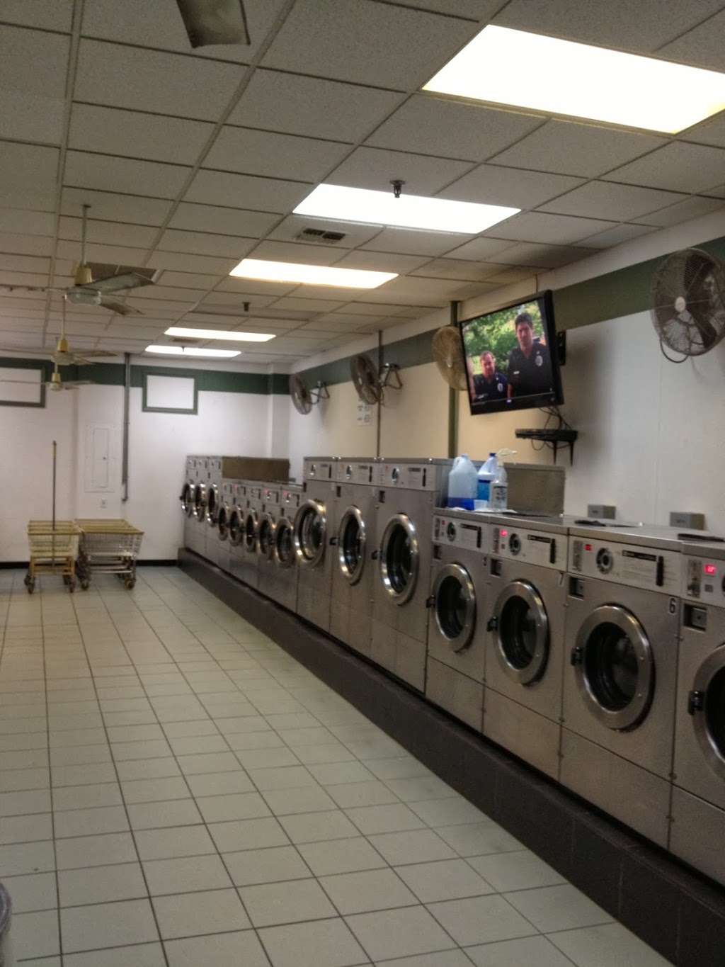 Oyster Bay Laundromat | 338 Lexington Ave, Oyster Bay, NY 11771, USA | Phone: (516) 922-9103