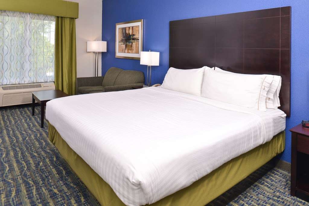 Holiday Inn Express & Suites San Antonio South | 11400 S East Loop 410, San Antonio, TX 78221 | Phone: (210) 293-5800