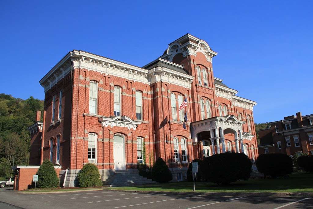 Wayne County Courthouse 925 Court St, Honesdale, PA 18431, USA