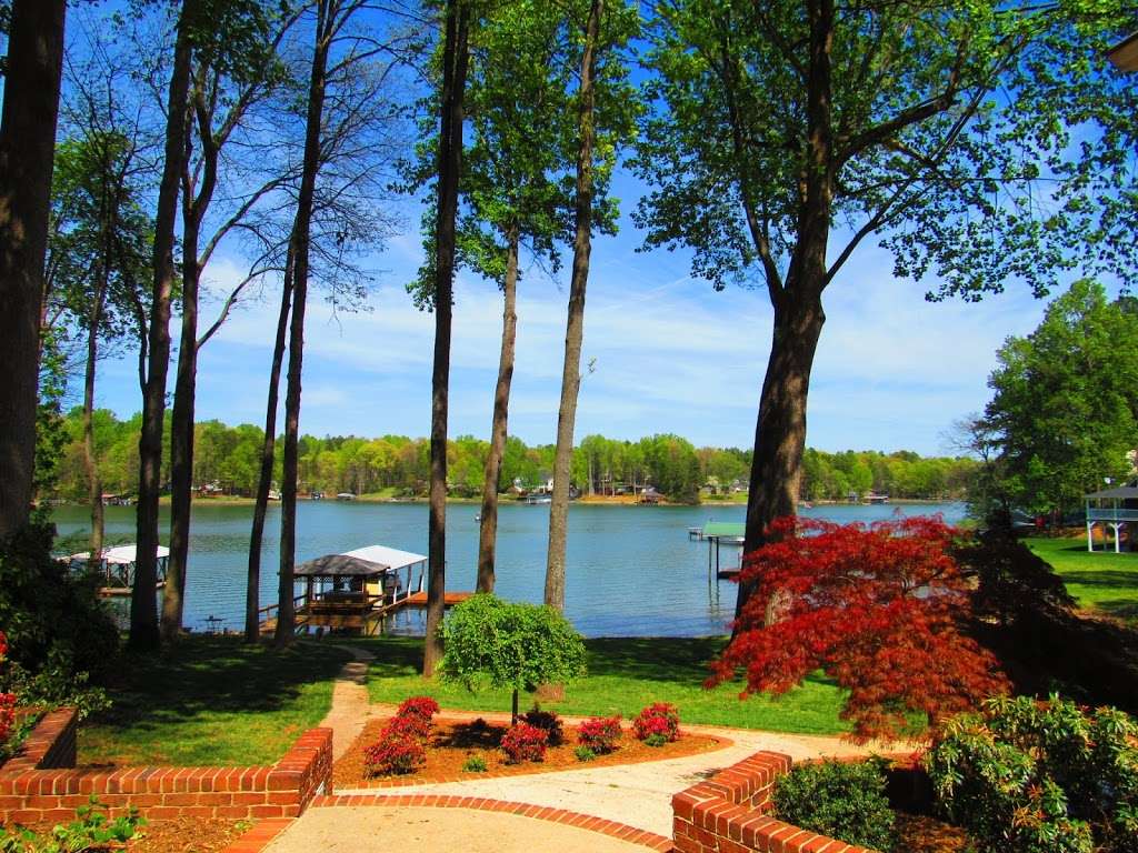 Lakecations - Lake Norman | 304 Normandy Rd, Mooresville, NC 28117, USA | Phone: (704) 251-7002