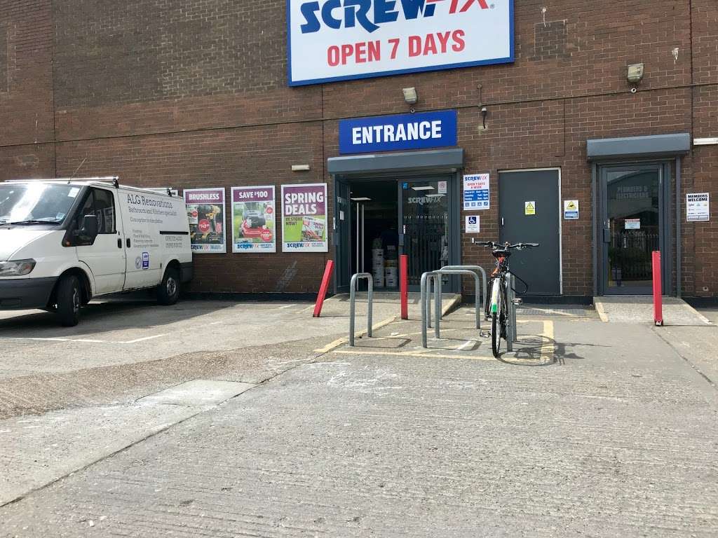 Screwfix | 1, Limehouse, The Highway Trading Estate, Heckford St, London E1W 3HR, UK | Phone: 0333 011 2112
