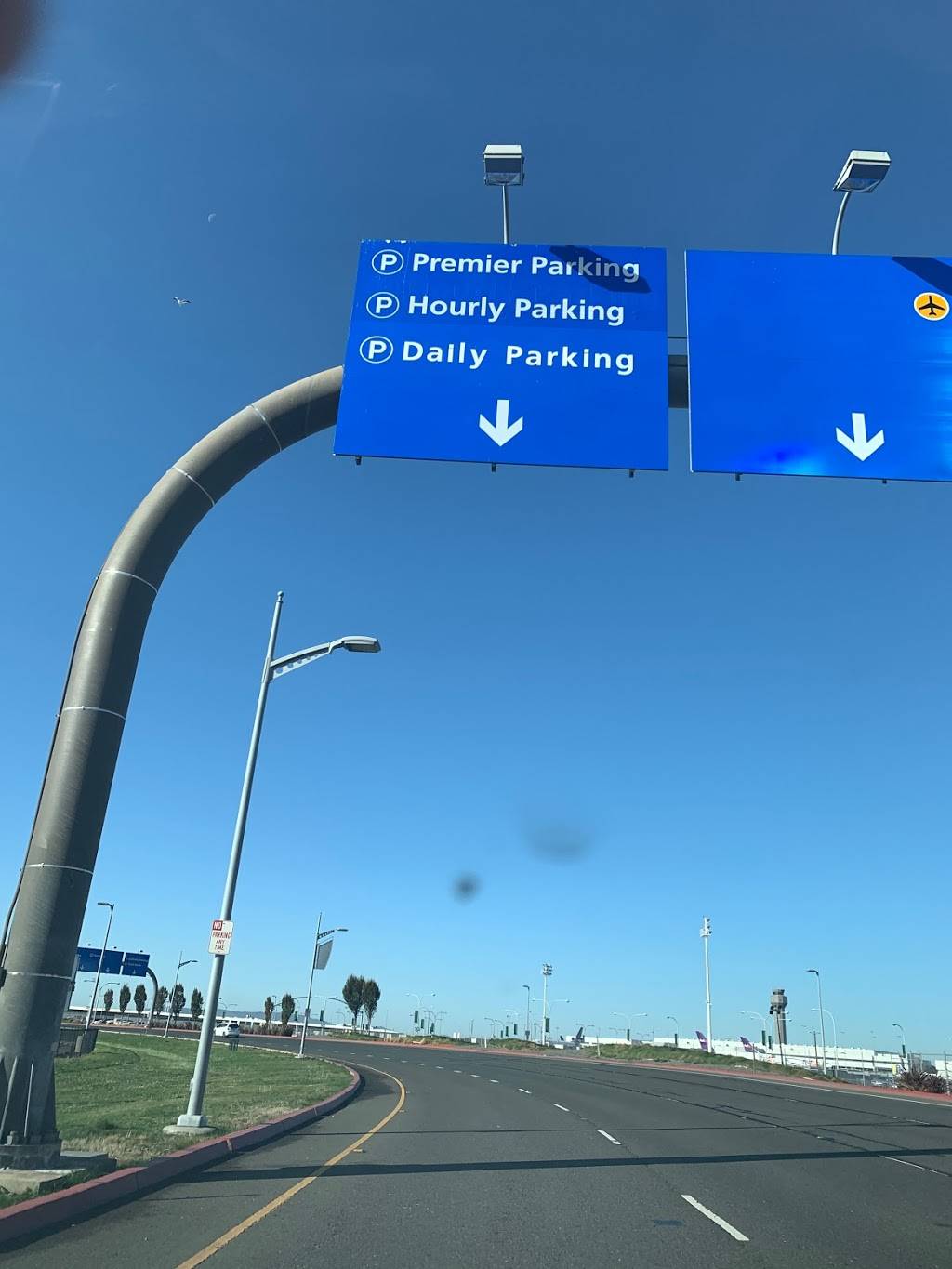 Oakland Airport Premier Parking | 1 Airport Dr, Oakland, CA 94621, USA | Phone: (510) 563-3200