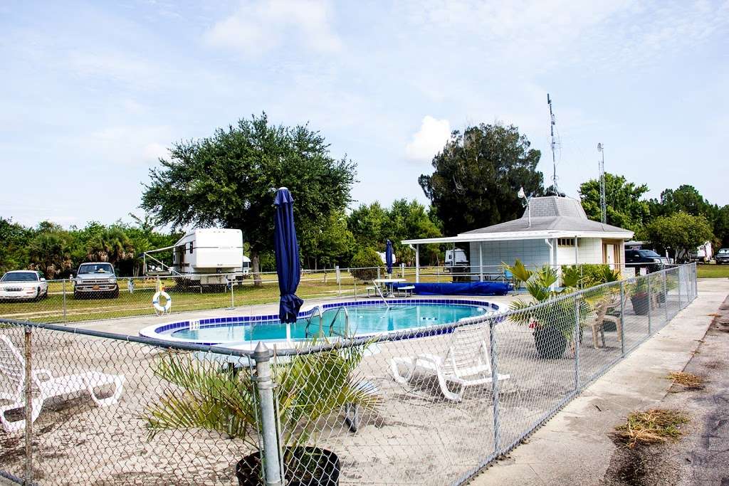 Crystal Lake RV Park | 4240 Deering Pkwy, Scottsmoor, FL 32775, USA | Phone: (321) 268-8555