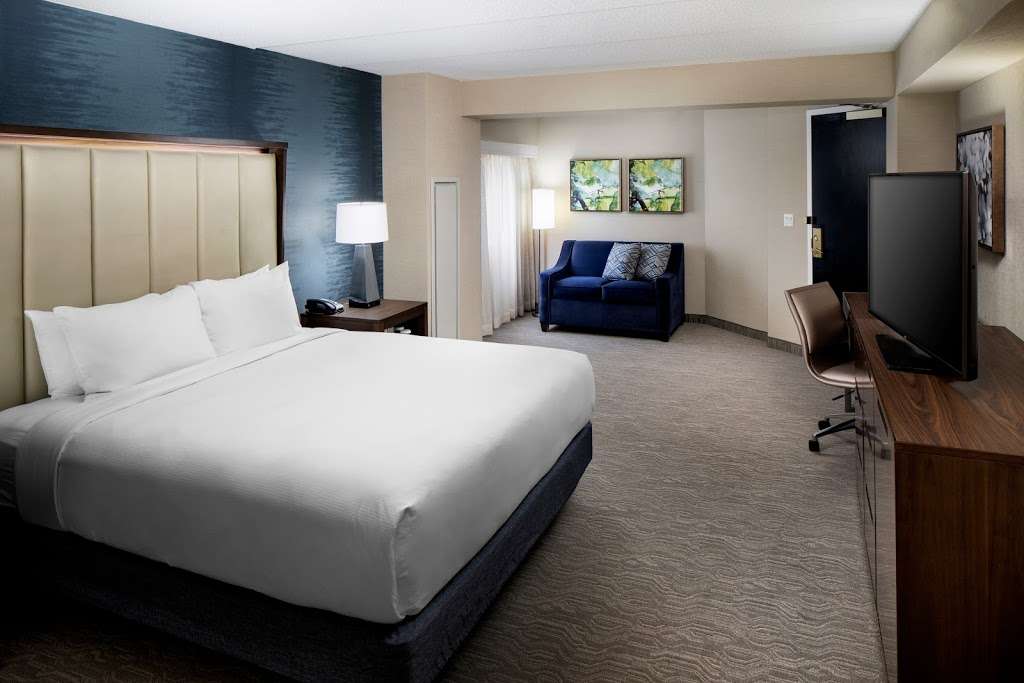 DoubleTree by Hilton Nashua | 2 Somerset Pkwy, Nashua, NH 03063, USA | Phone: (603) 886-1200