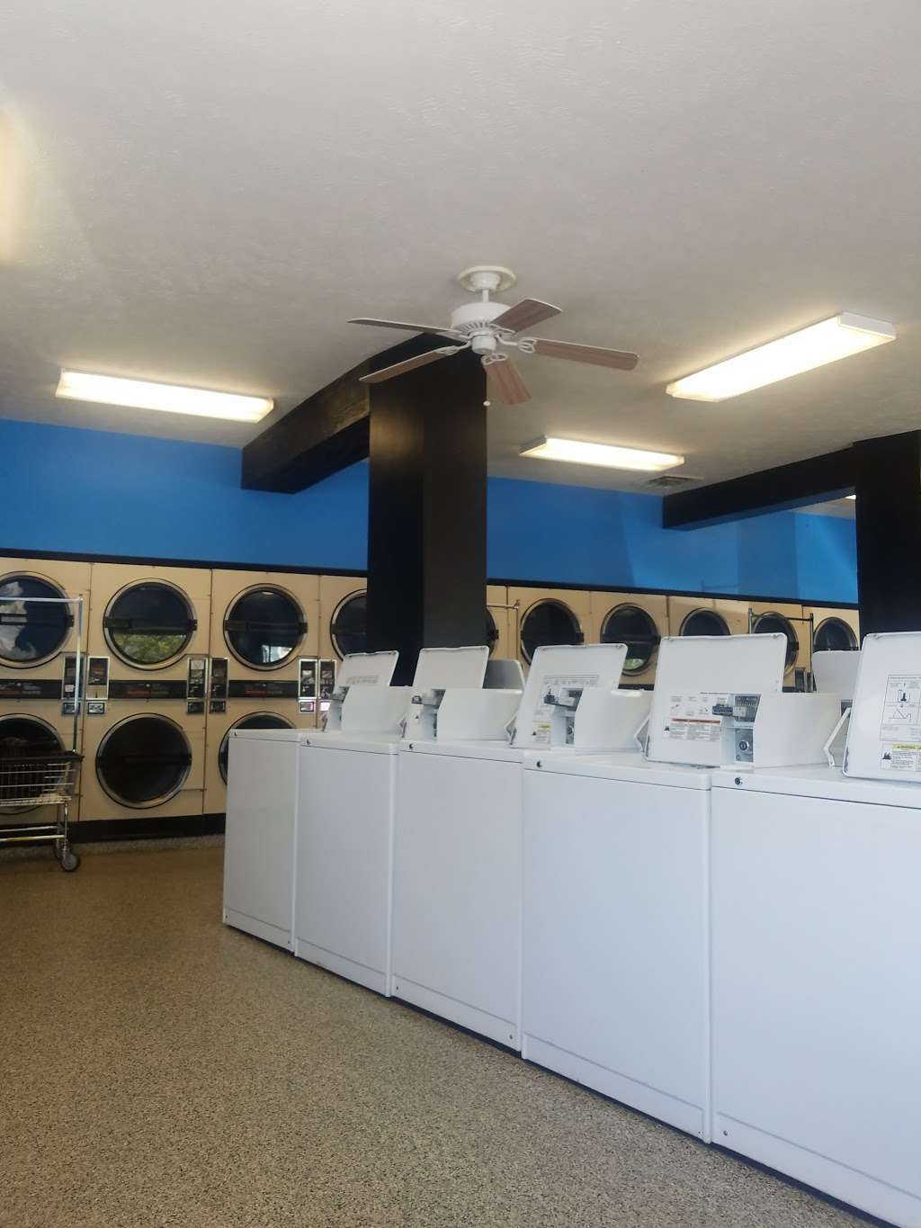 Greenwood Laundromat / Tropical Tan | 518 N Meridian St, Greenwood, IN 46143, USA | Phone: (317) 881-5700