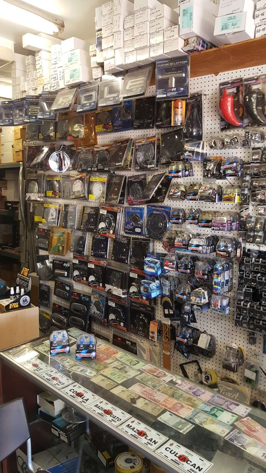 J & W Auto Accessories | 13521 Paramount Blvd, South Gate, CA 90280, USA | Phone: (562) 634-3649