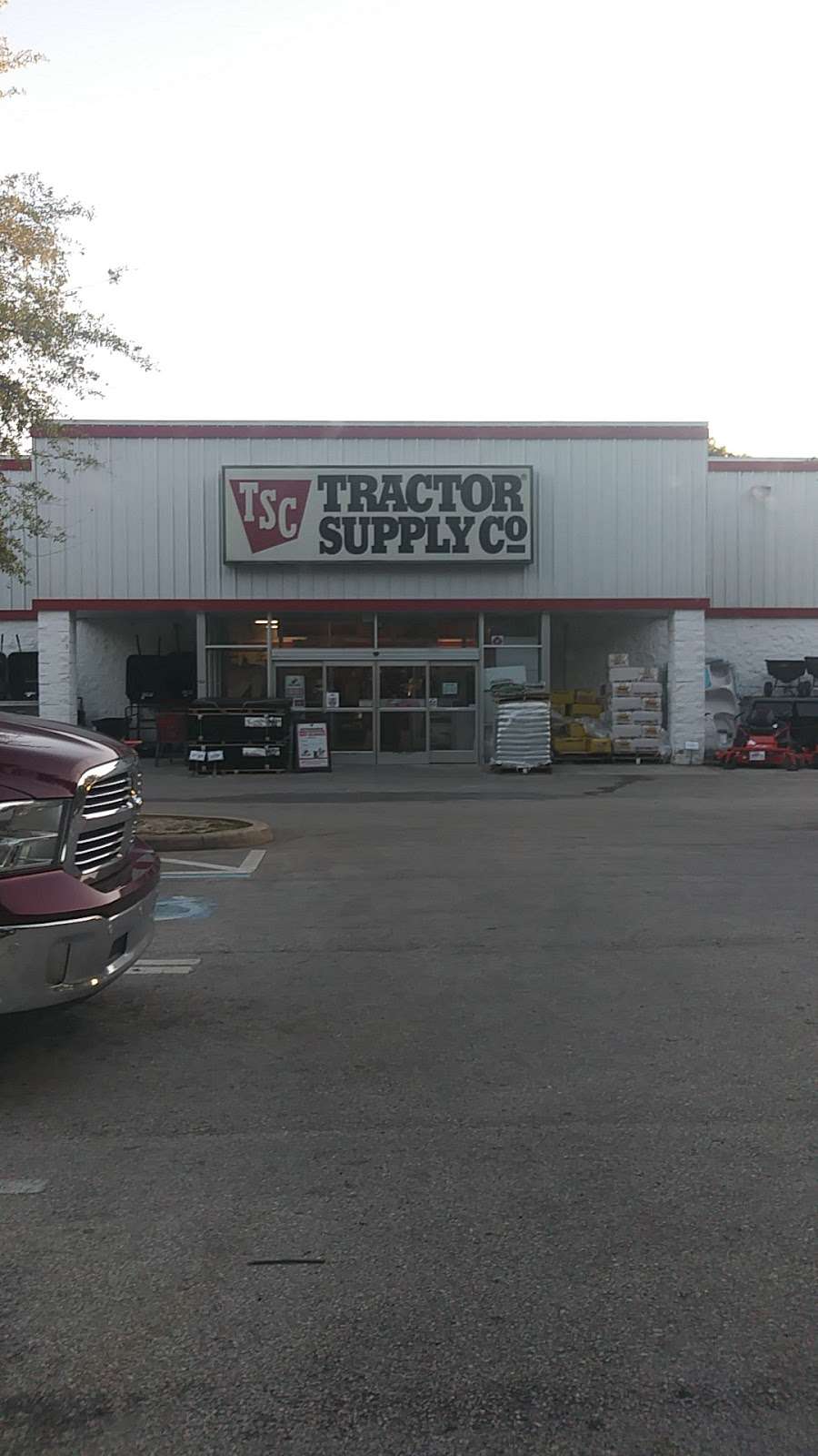 Tractor Supply Co. | 2300 N Woodland Blvd, DeLand, FL 32720, USA | Phone: (386) 740-2406