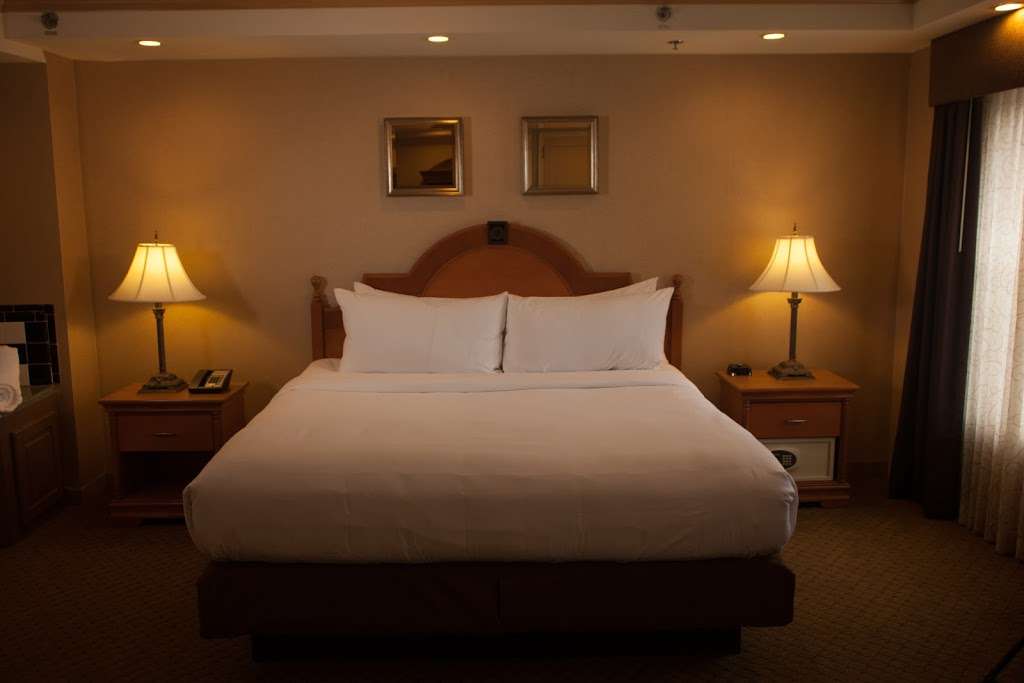 Ambassador Hotel Milwaukee | 2308 W Wisconsin Ave, Milwaukee, WI 53233, USA | Phone: (888) 322-3326