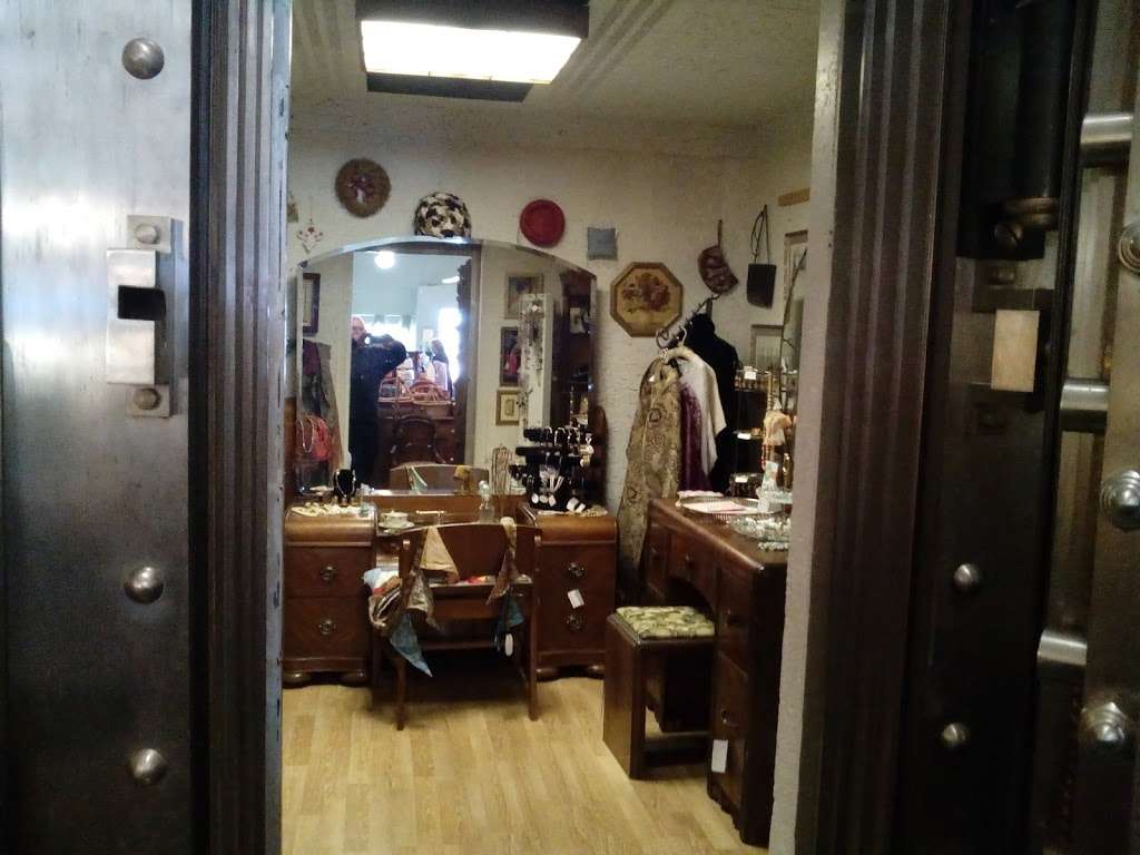 Obank Antiques & Uniques | 109 S Main St, Kirklin, IN 46050 | Phone: (765) 279-8288