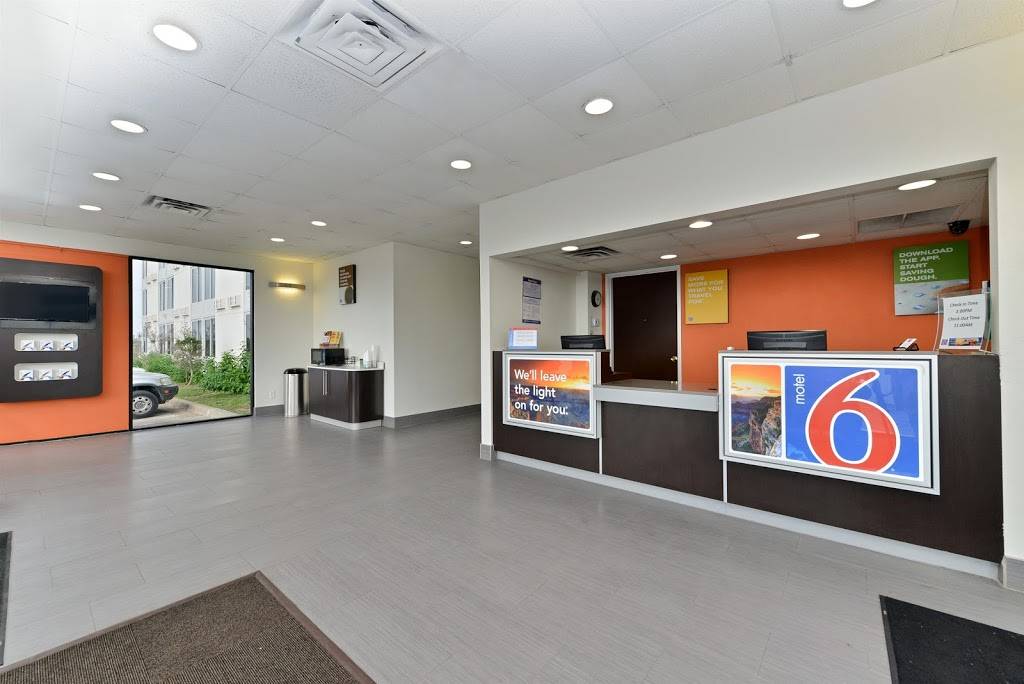 Motel 6 Fort Worth, TX - Downtown East | 2425 Scott Ave, Fort Worth, TX 76103, USA | Phone: (817) 535-2591