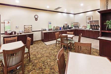 Country Inn & Suites by Radisson, Galveston Beach, TX | 2818 Avenue R 1/2, Galveston, TX 77550, USA | Phone: (409) 763-5000