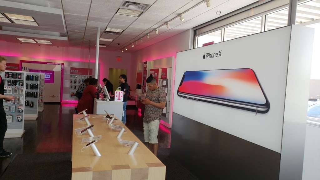 T-Mobile | 5010 Garth Rd Suite 104F, Baytown, TX 77521, USA | Phone: (281) 839-1076