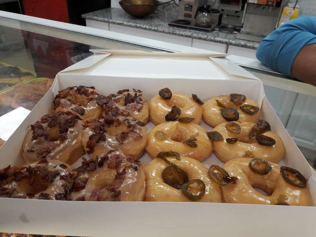 Pats Donuts | 12021 Hwy 105 E, Conroe, TX 77306, USA | Phone: (936) 756-0005