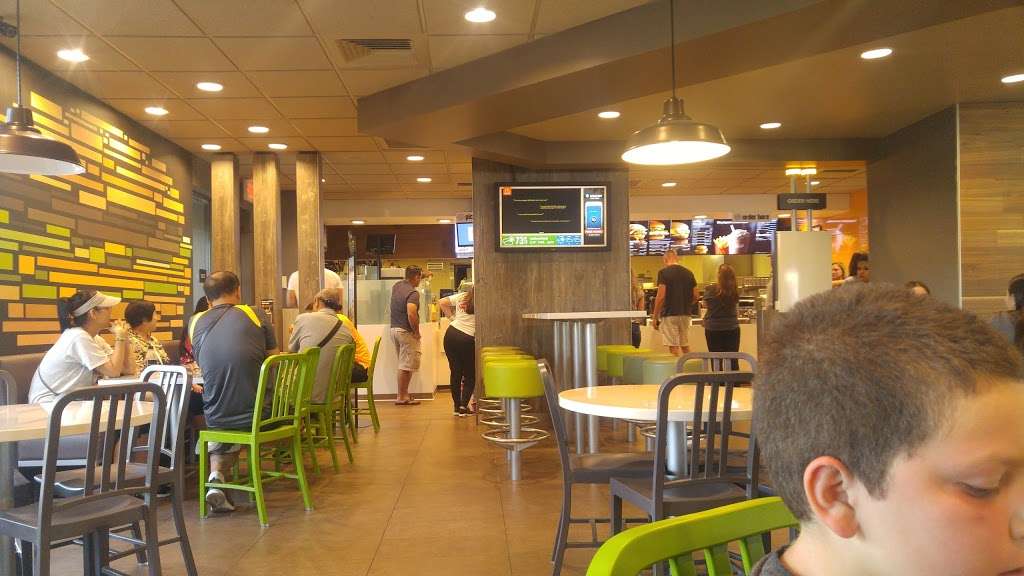 McDonalds | 27701 W, Lake Hughes Rd, Castaic, CA 91384, USA | Phone: (661) 295-1623