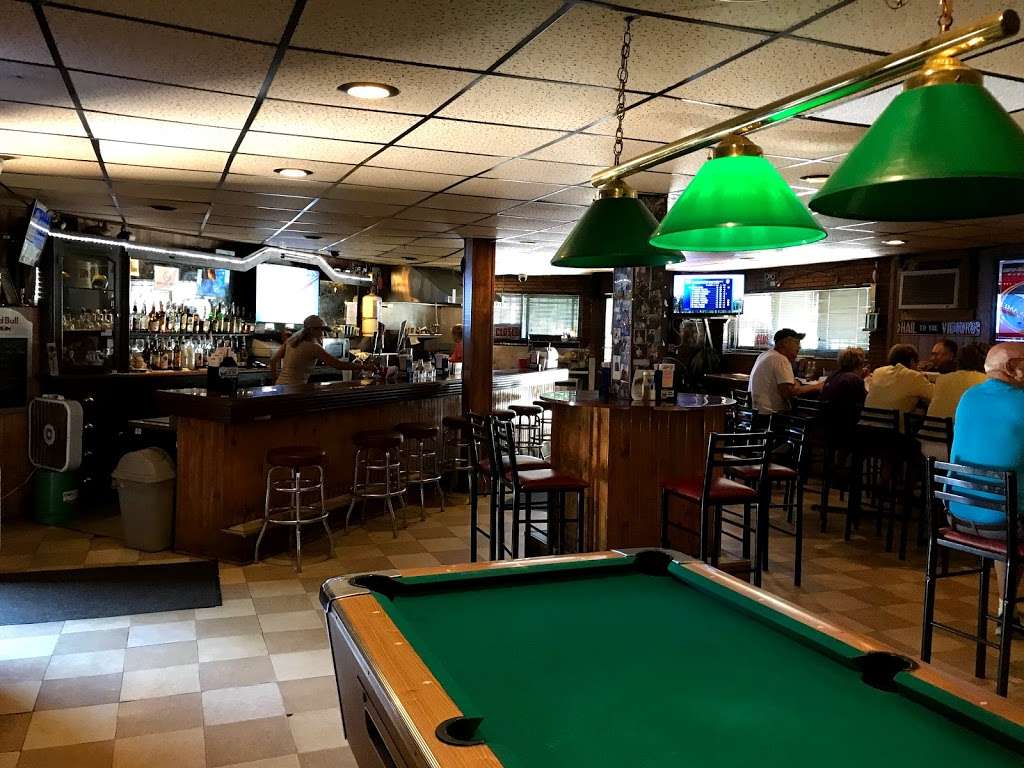 Grand Crossing Bar and Grill | 1010 Pipestone St, Benton Harbor, MI 49022, USA | Phone: (269) 925-6033