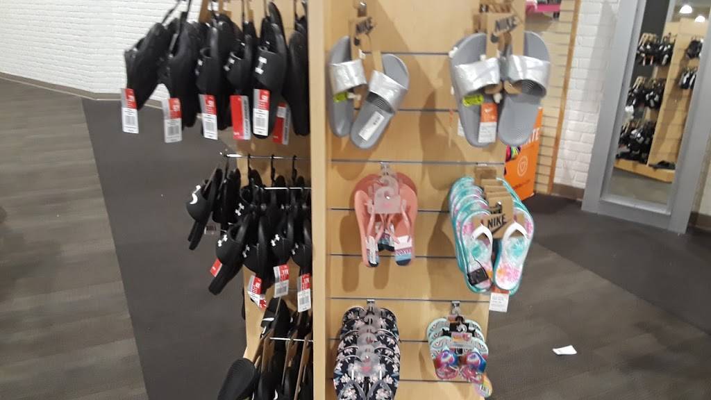 DSW Designer Shoe Warehouse | 12090 SW 88th St, Miami, FL 33186, USA | Phone: (305) 274-4247