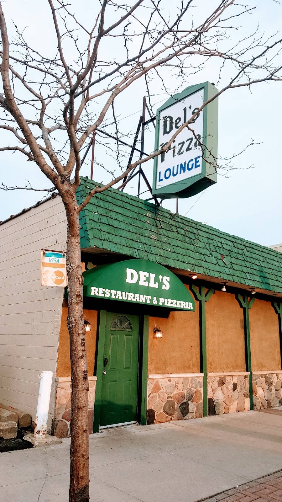 Dels Pizzeria & Restaurant | 2833 W Jefferson Ave, Trenton, MI 48183, USA | Phone: (734) 676-2155