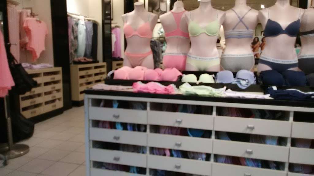 Victorias Secret & PINK | 327 Park City Center L-331, Lancaster, PA 17601, USA | Phone: (717) 397-5923