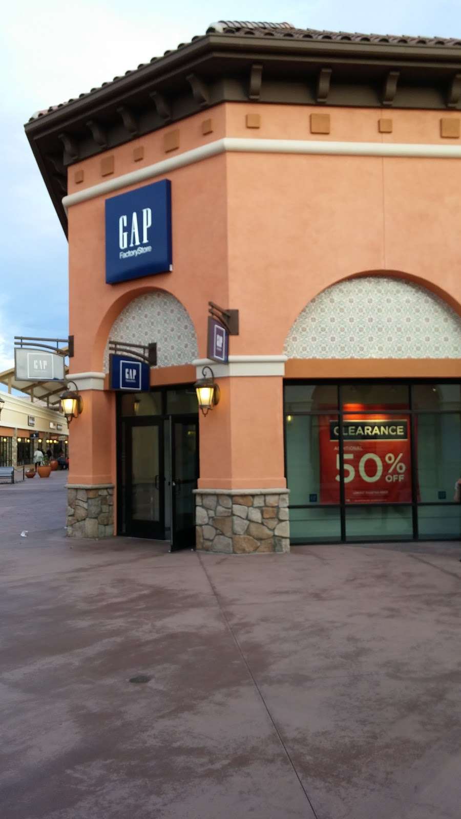 Gap Outlet | 5701 Outlets at Tejon Pkwy, Arvin, CA 93203, USA | Phone: (661) 858-1166