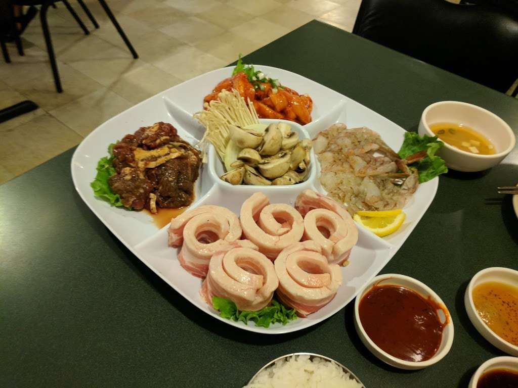 Mamas Restaurant Korean BBQ | 2630 E 10th St, Bloomington, IN 47408, USA | Phone: (812) 333-8071