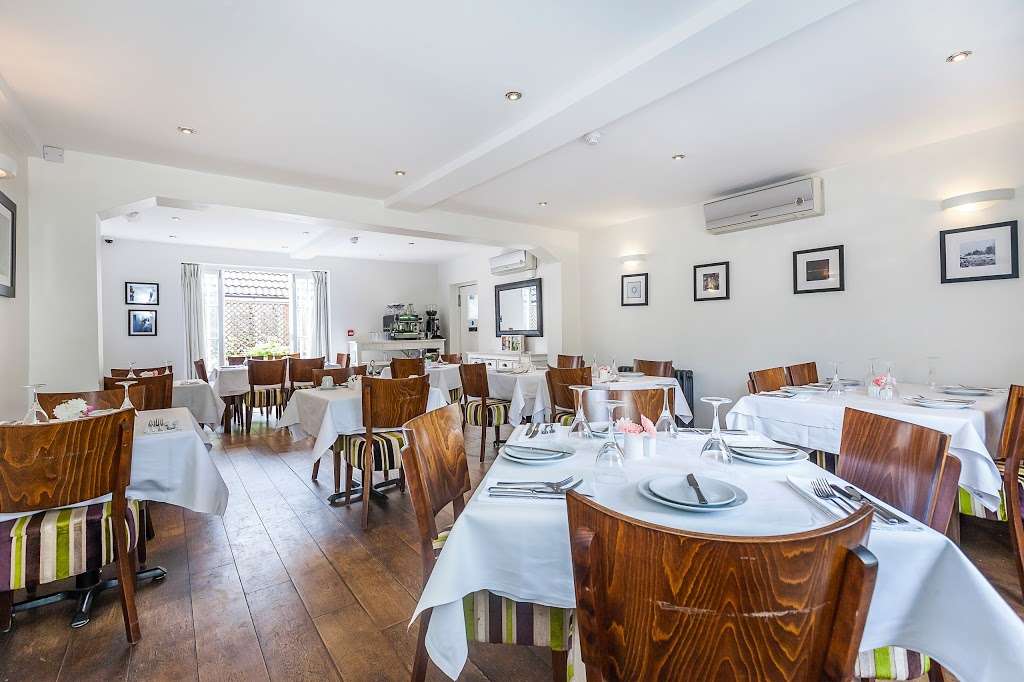 The White Napkin | The Kilns Hotel, Warley St, Great Warley, Brentwood CM13 3LB, UK | Phone: 01277 217107