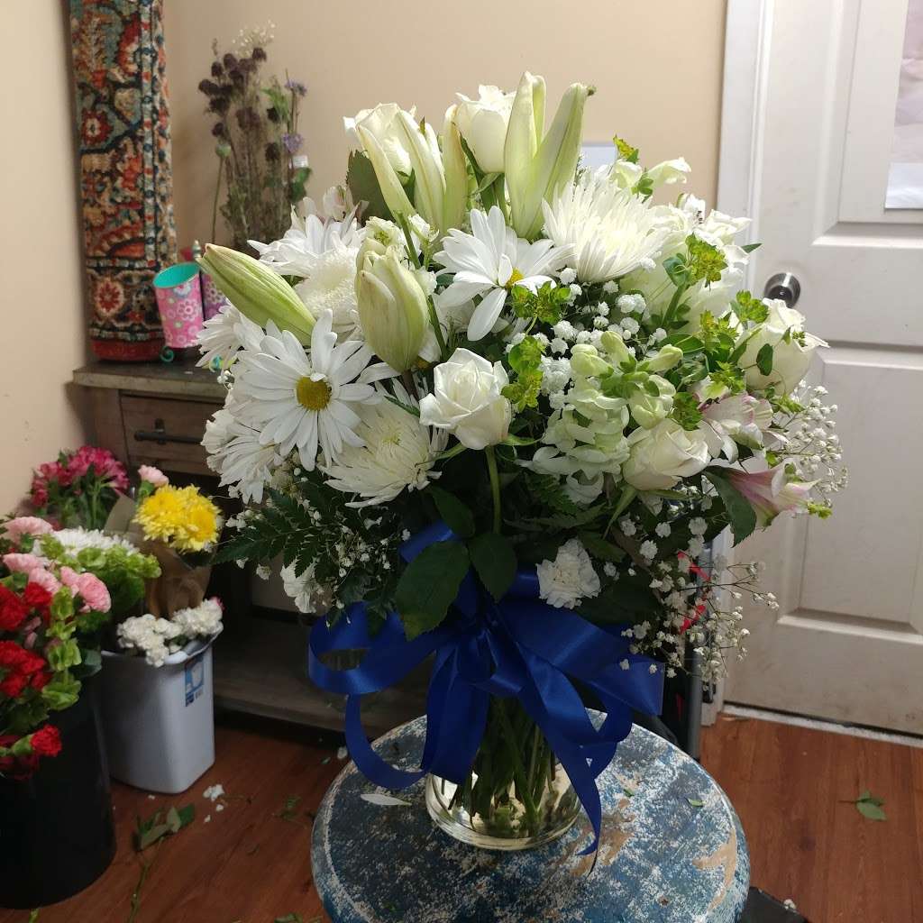 THREE LADY BUGS FLORIST | 17162 TX-105, Conroe, TX 77306 | Phone: (936) 264-4648