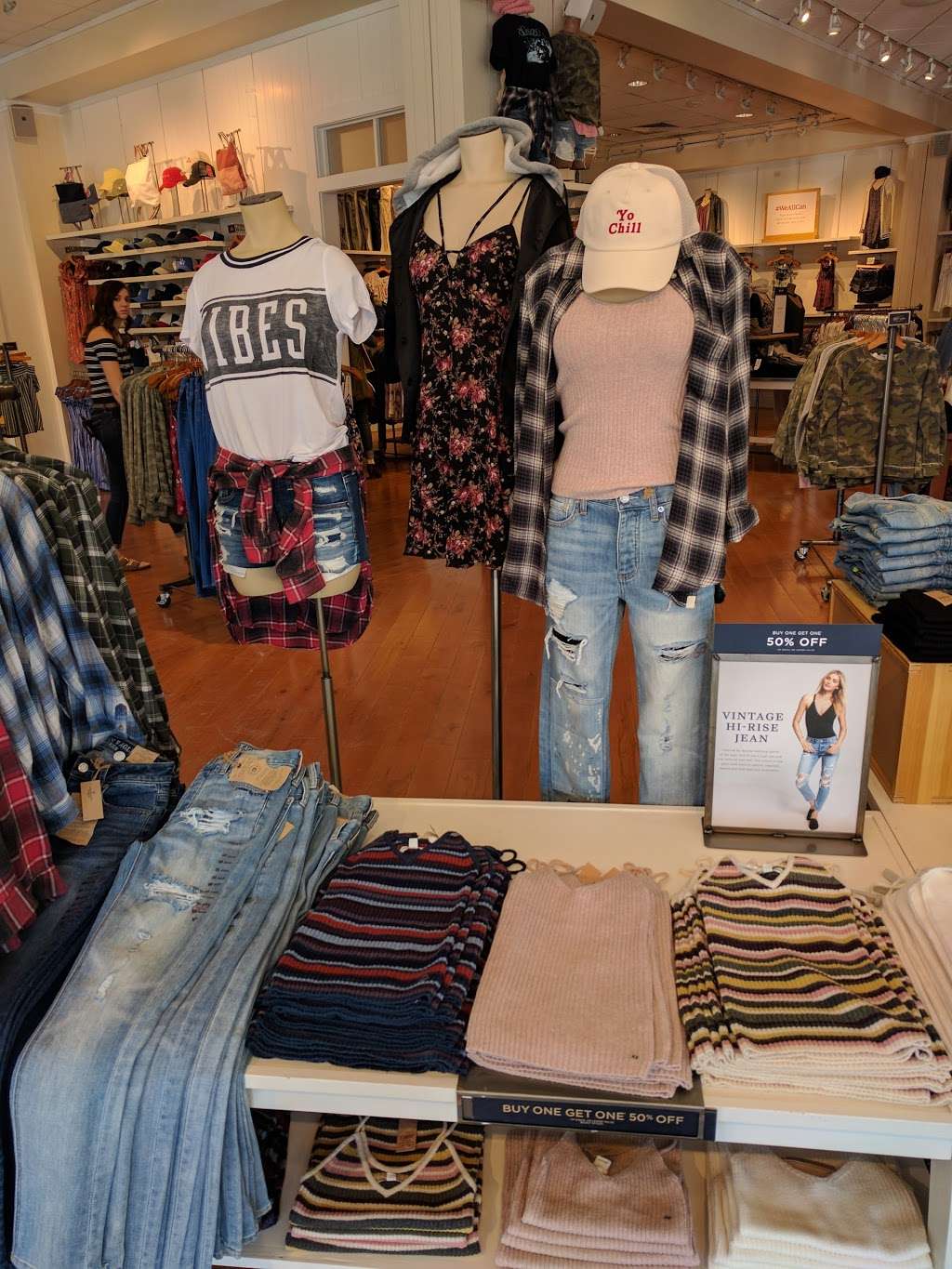 American Eagle Outfitters | 2845 Center Valley Pkwy #418, Center Valley, PA 18034, USA | Phone: (610) 797-4938