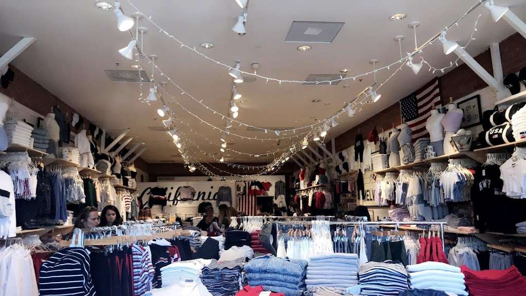 Brandy Melville - Westlake Village | 160 Promenade Way, Westlake Village, CA 91362, USA | Phone: (805) 379-4313