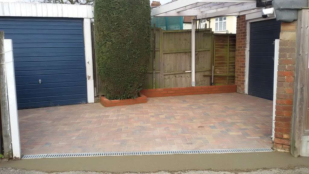 MC LANDSCAPERS IN ESSEX | 173 Coxtie Green Rd, Brentwood CM14 5PX, UK | Phone: 07442 808109
