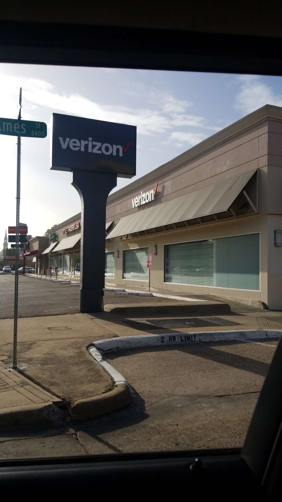 Verizon | 5926 W Northwest Hwy, Dallas, TX 75225, USA | Phone: (214) 368-3401