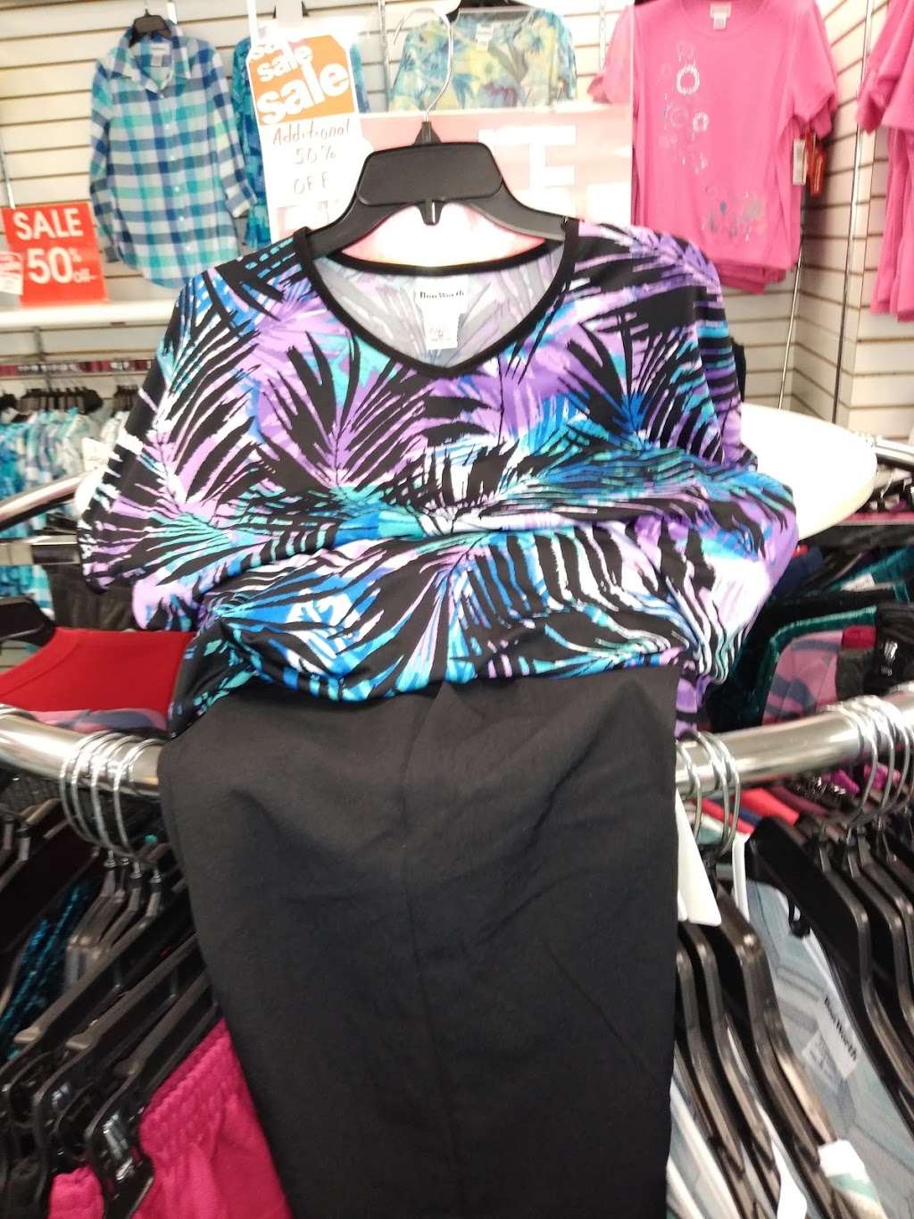 SIX GUN PLAZA | 4901 E Silver Springs Blvd, Ocala, FL 34470, USA | Phone: (954) 420-1001