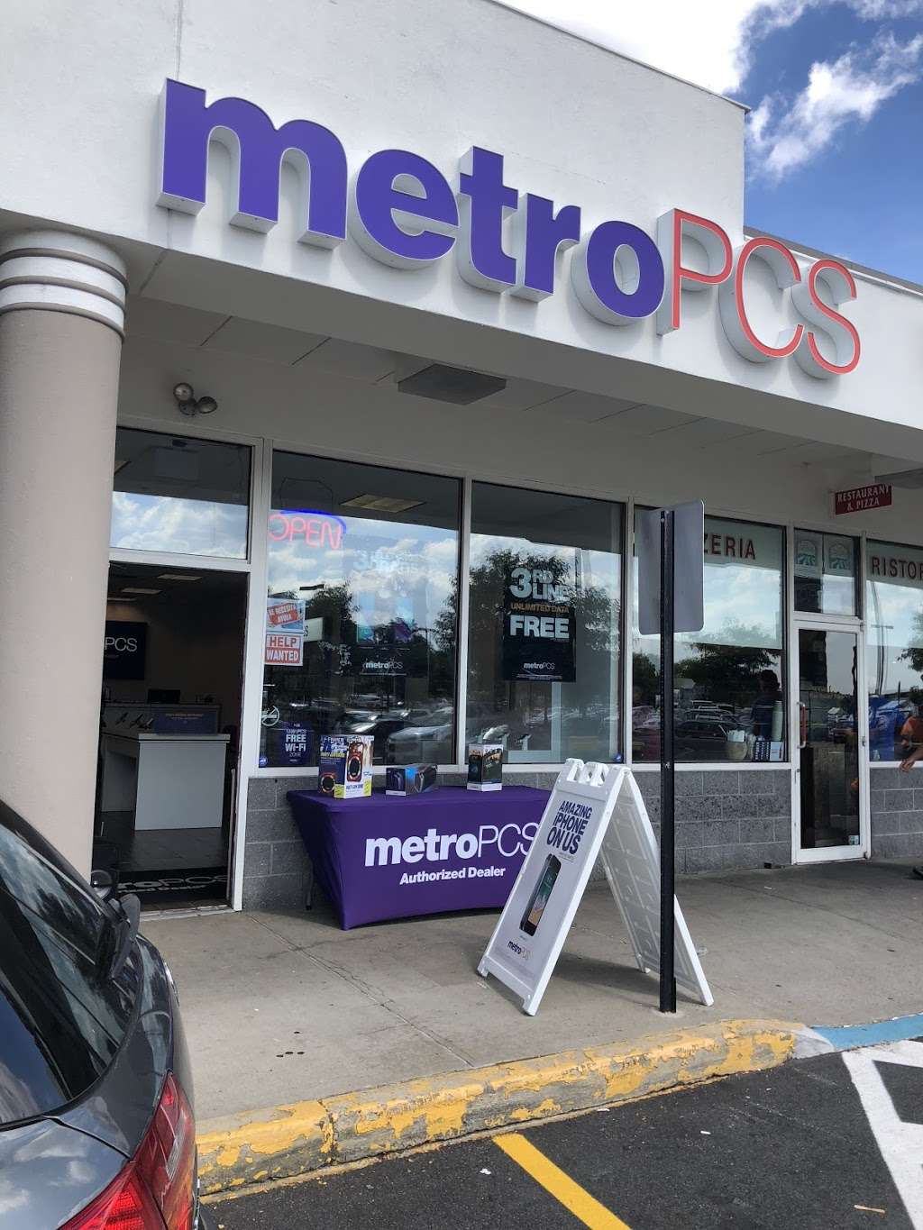 Metro by T-Mobile | 500 S River St, Hackensack, NJ 07601, USA | Phone: (201) 373-1000