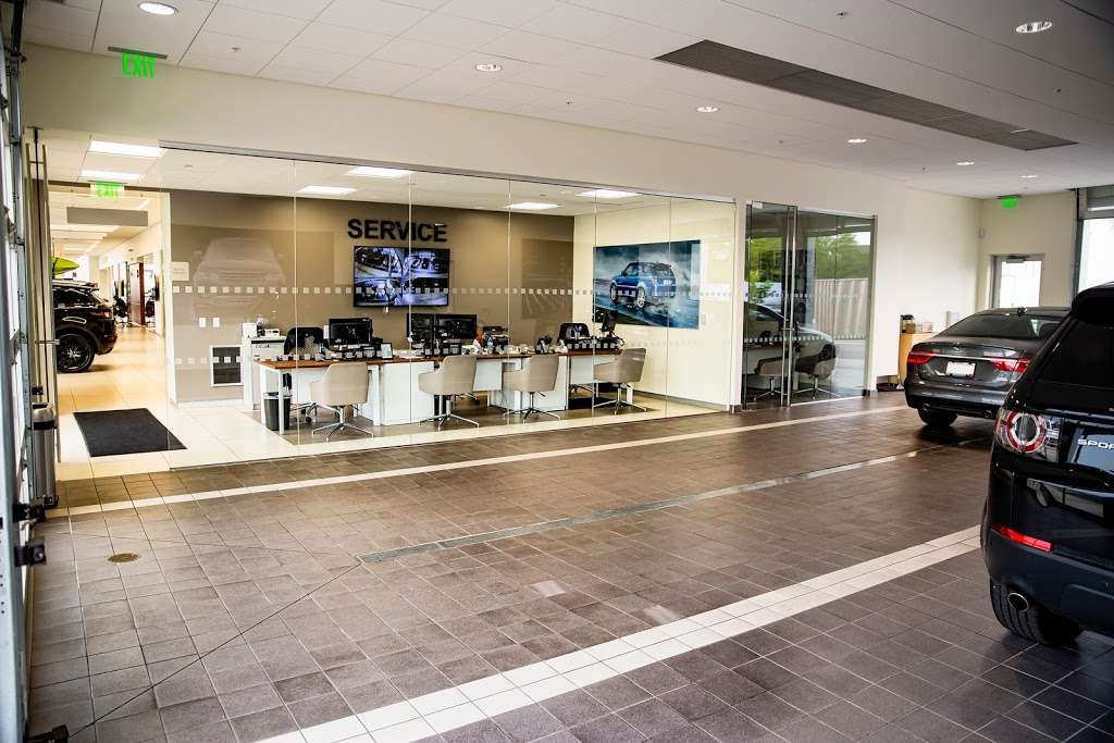 Land Rover Waukesha | 1901 E Moreland Blvd, Waukesha, WI 53186, USA | Phone: (262) 970-5900