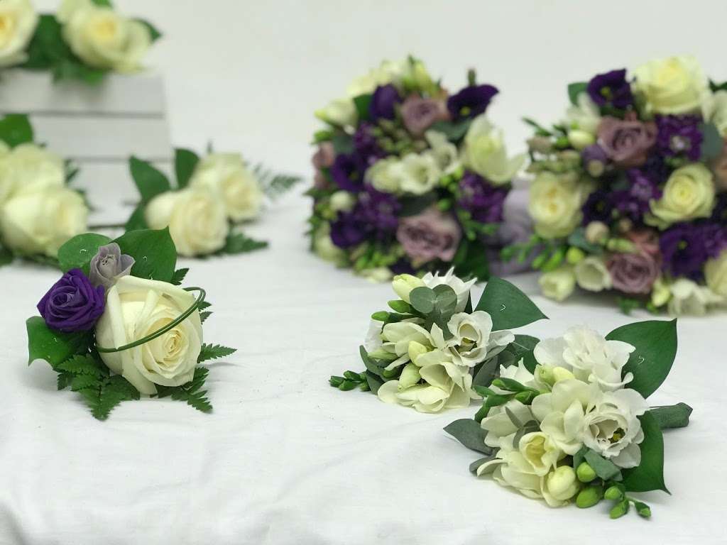 Arranged Flowers | 9 York Parade, Tonbridge TN10 3NP, UK | Phone: (017) 323-61555