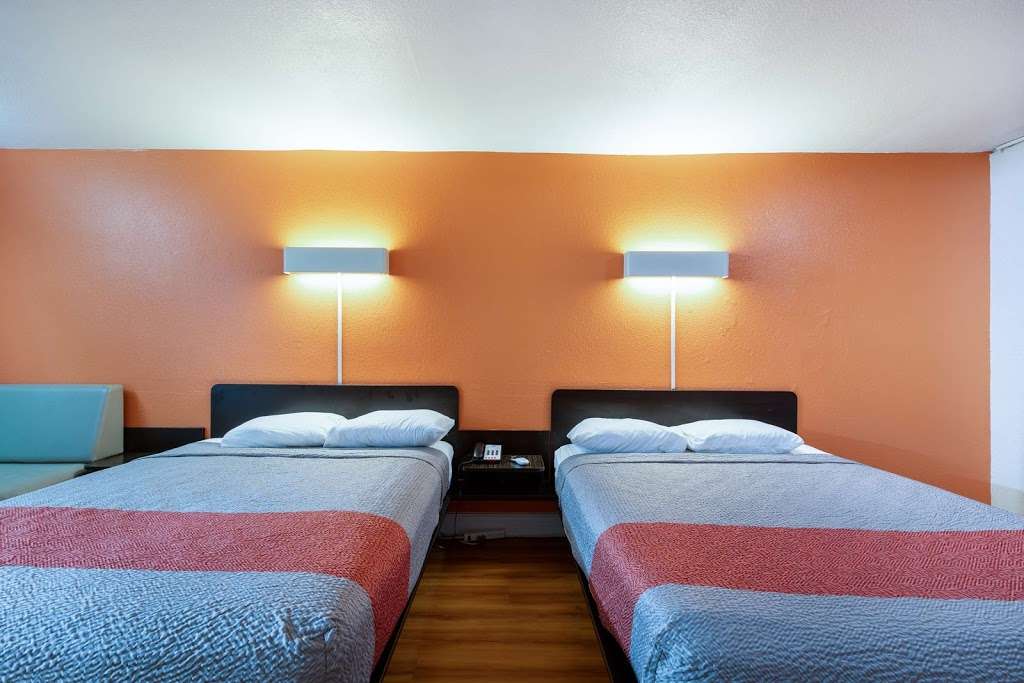 Motel 6 Houston, TX | 10155 East Fwy, Houston, TX 77029, USA | Phone: (281) 974-4156