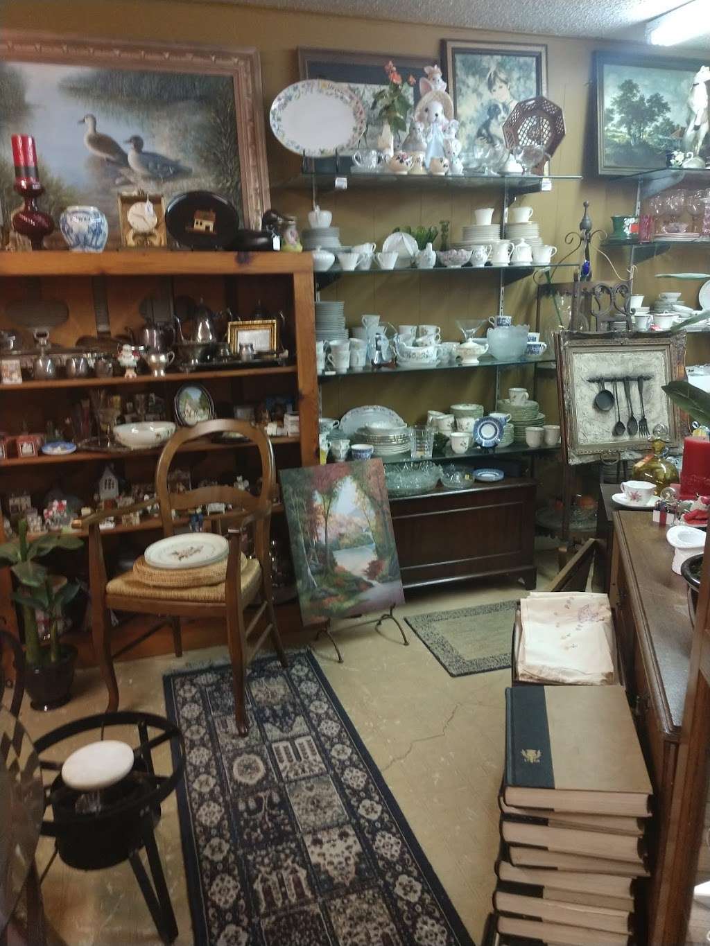 Antiques & Decor | 3202 S Main St, Stafford, TX 77477 | Phone: (281) 499-9669