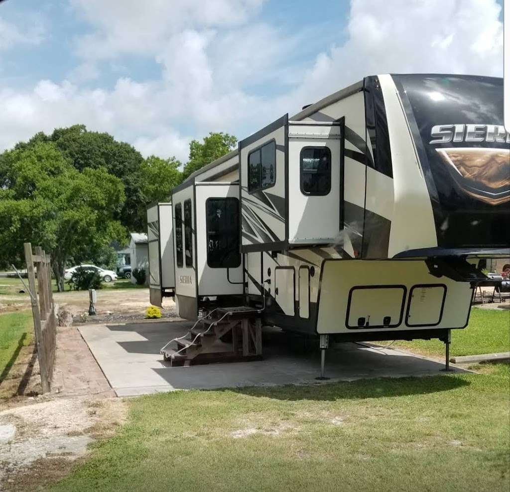 RV Park | 512 Ave D, Markham, TX 77456, USA | Phone: (979) 241-8222