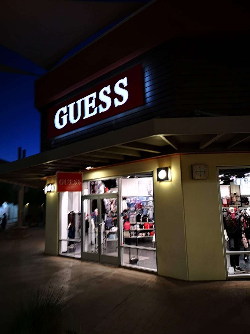 GUESS Factory | 4976 Premium Outlets Way #452, Chandler, AZ 85226, USA | Phone: (480) 639-1789