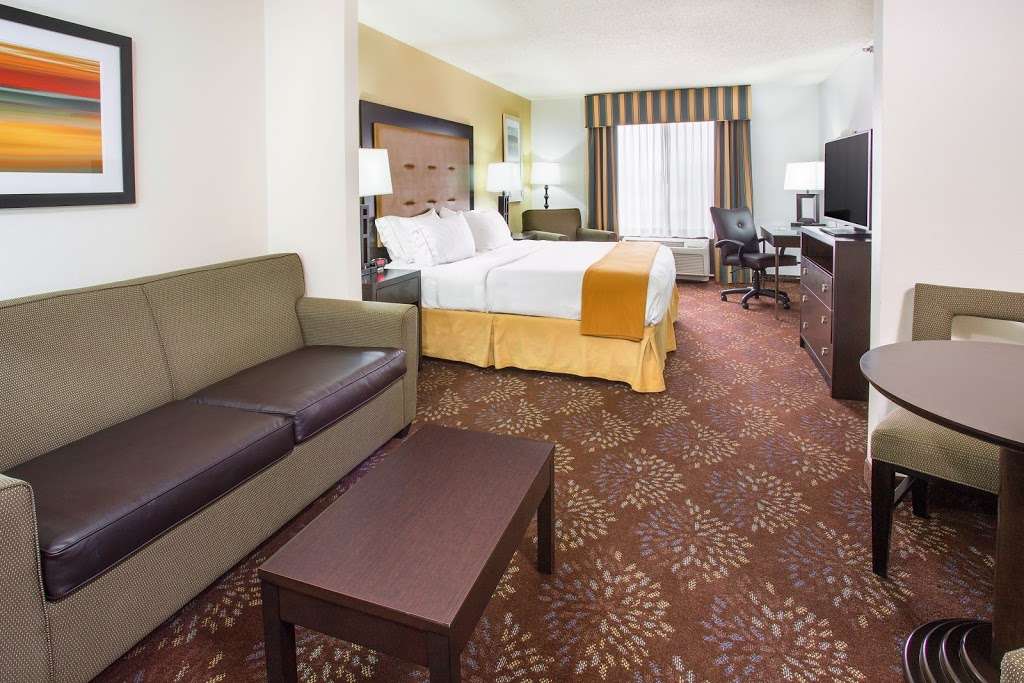 Holiday Inn Express & Suites Martinsville-Bloomington Area | 2233 Burton Ln, Martinsville, IN 46151 | Phone: (765) 813-3999