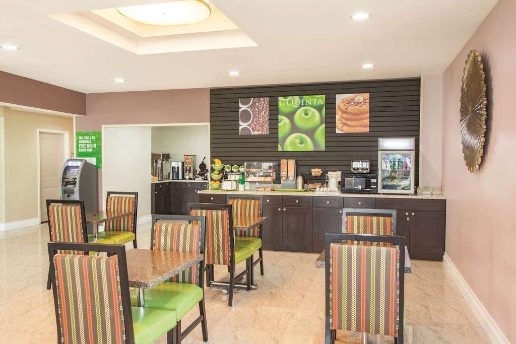 La Quinta Inn & Suites Far Rockaway - JFK Airport | 4317 Rockaway Beach Blvd, Far Rockaway, NY 11692 | Phone: (718) 925-4300