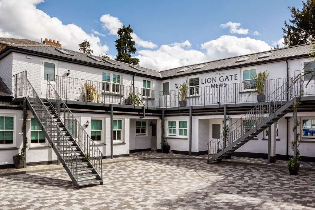 The Lion Gate Mews | Lion Gate, Hampton Court Road, Molesey, East Molesey KT8 9DD, UK | Phone: 07971 267993
