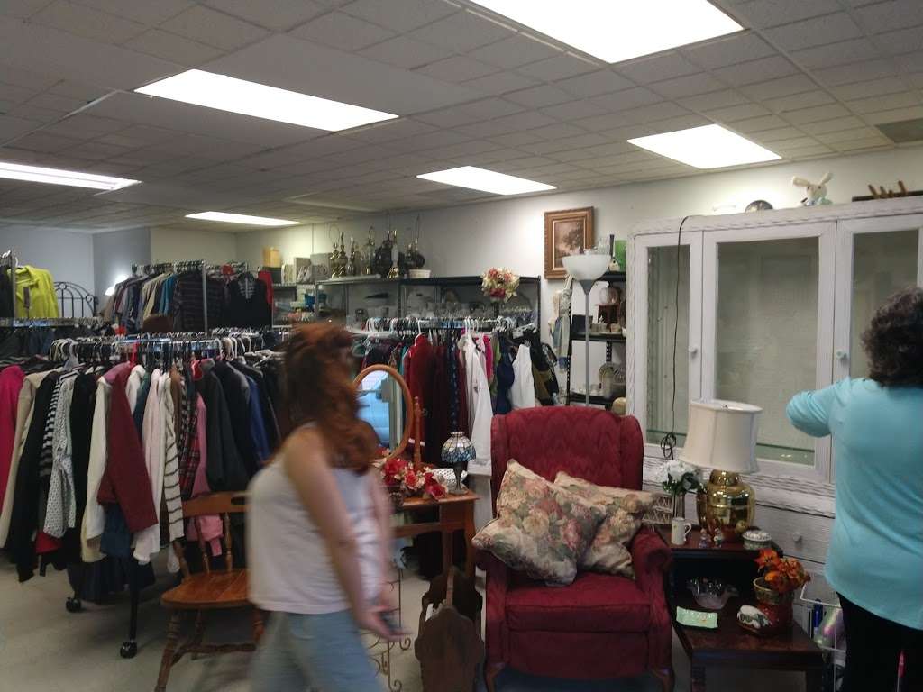 Brisa de Abril Thrift Center | 13256 S Brandon Ave, Chicago, IL 60633 | Phone: (773) 885-0422