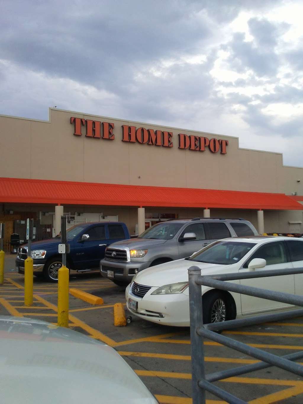 The Home Depot | 2901 W Wheatland Rd, Dallas, TX 75237, USA | Phone: (972) 709-3063